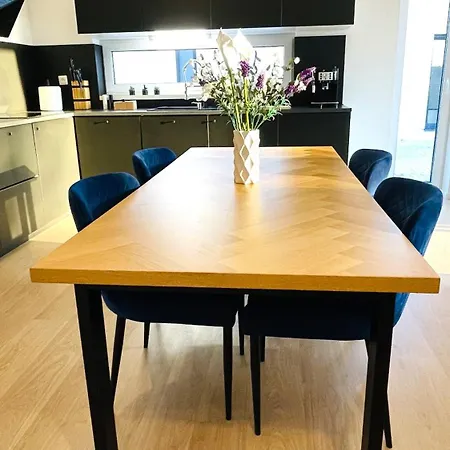 House Flow, 3 Room, Free 2 Parking *