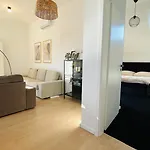 House Flow, 3 Room, Free 2 Parking Apartament Bratysława