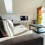 House Flow, 3 Room, Free 2 Parking *